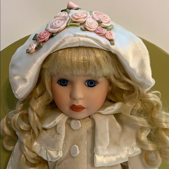 Seymour Mann Connoisseur Collectible Doll - Picture 2 of 8